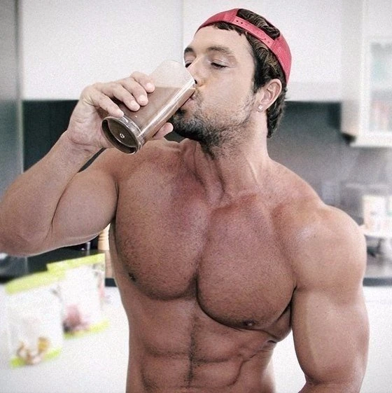 Принимает протеин IronFlex WPC 80 EDGE